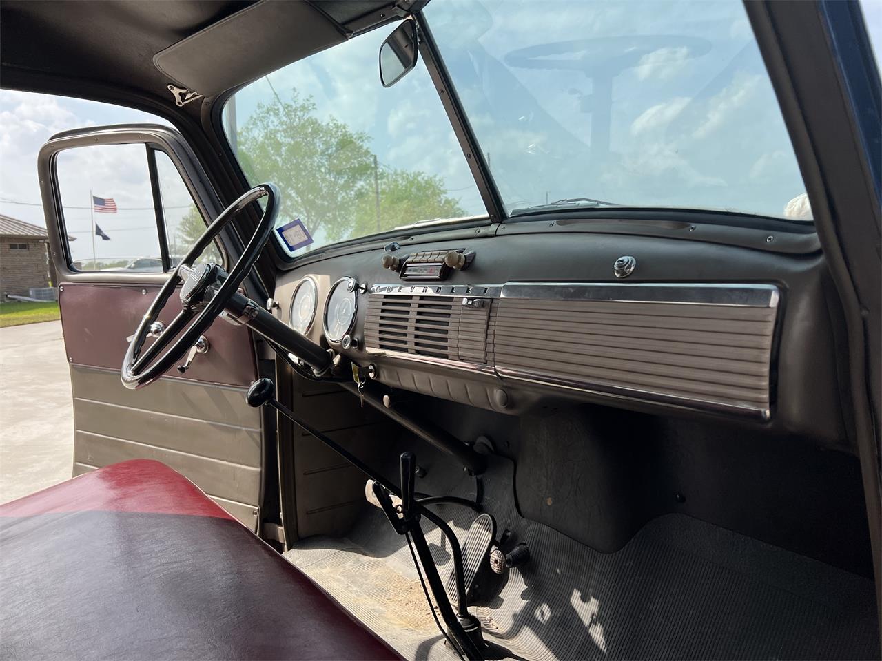 Chevrolet-1-ton-pickup-1951-Blue-Red-seat-15