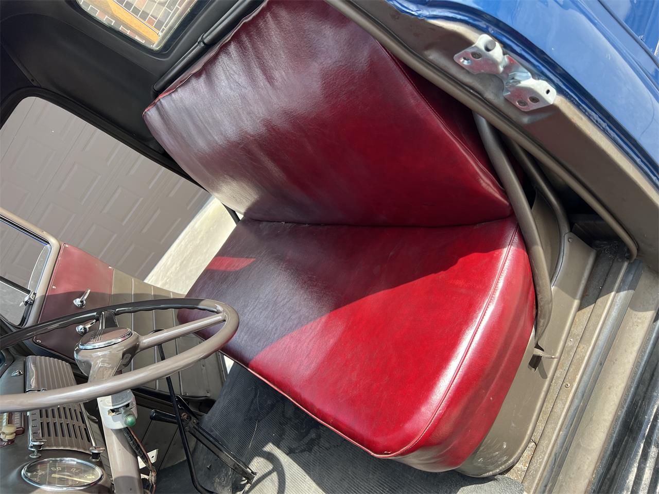 Chevrolet-1-ton-pickup-1951-Blue-Red-seat-16