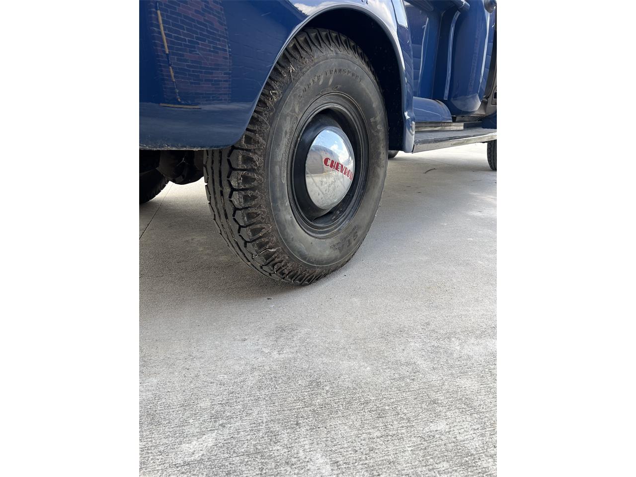Chevrolet-1-ton-pickup-1951-Blue-Red-seat-18