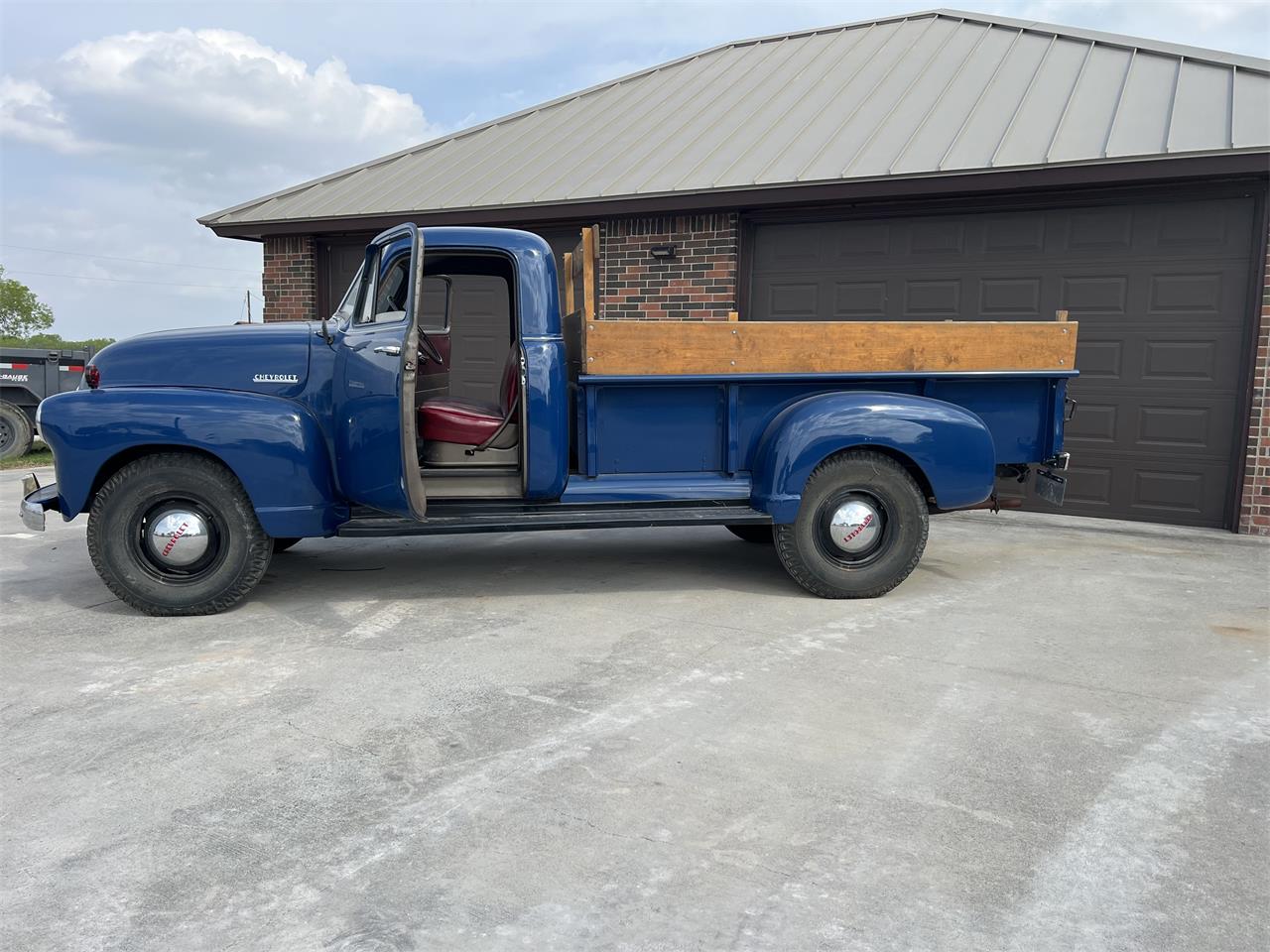 Chevrolet-1-ton-pickup-1951-Blue-Red-seat-2