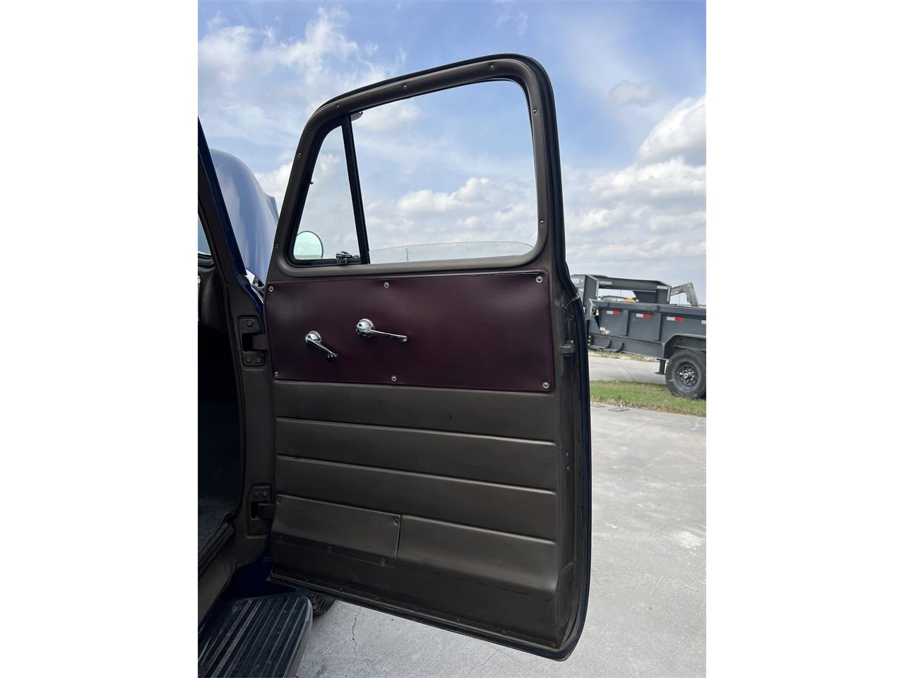 Chevrolet-1-ton-pickup-1951-Blue-Red-seat-5