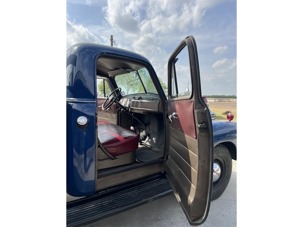 Chevrolet-1-ton-pickup-1951-Blue-Red-seat-6