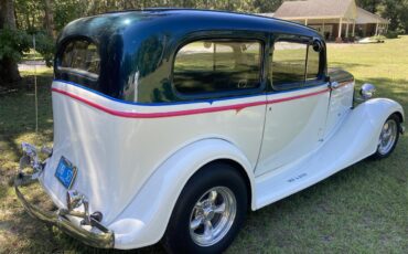 Chevrolet-2-dr-sedan-1935-White-Gray-2