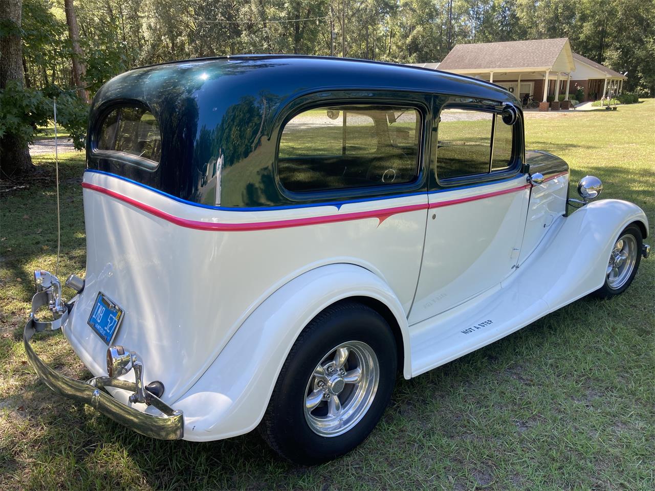 Chevrolet-2-dr-sedan-1935-White-Gray-2