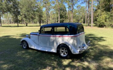 Chevrolet-2-dr-sedan-1935-White-Gray-4