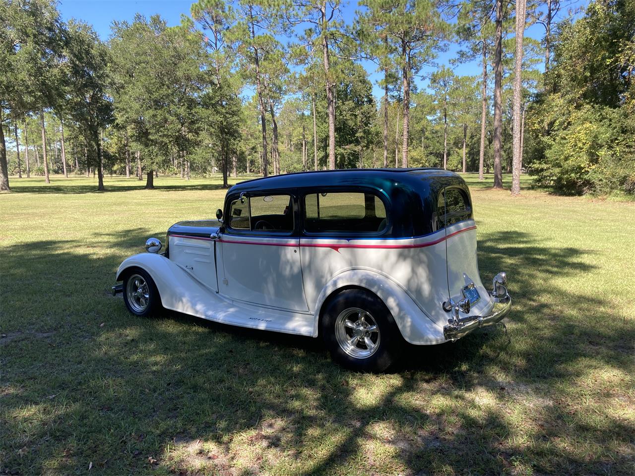 Chevrolet-2-dr-sedan-1935-White-Gray-4