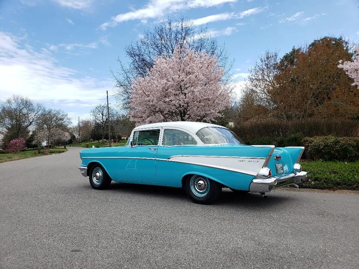 Chevrolet-210-1957-Turquoise-amp-White-Light-Blue-amp-White-5