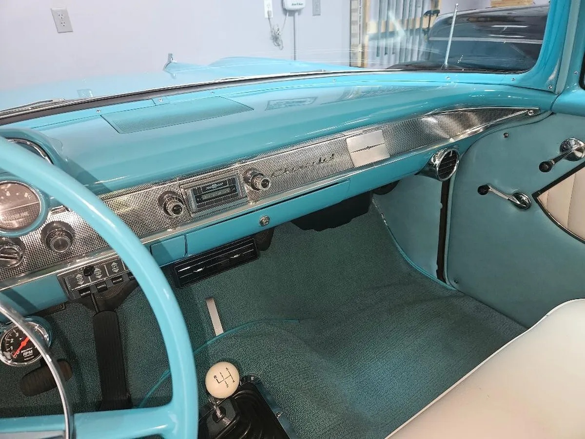 Chevrolet-210-1957-Turquoise-amp-White-Light-Blue-amp-White-7