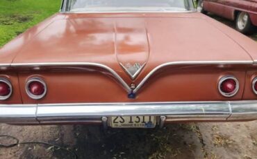 Chevrolet-4dr-sedan-1961-brown-1