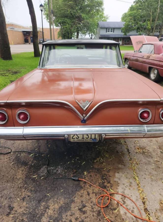 Chevrolet-4dr-sedan-1961-brown-1