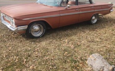 Chevrolet-4dr-sedan-1961-brown-2