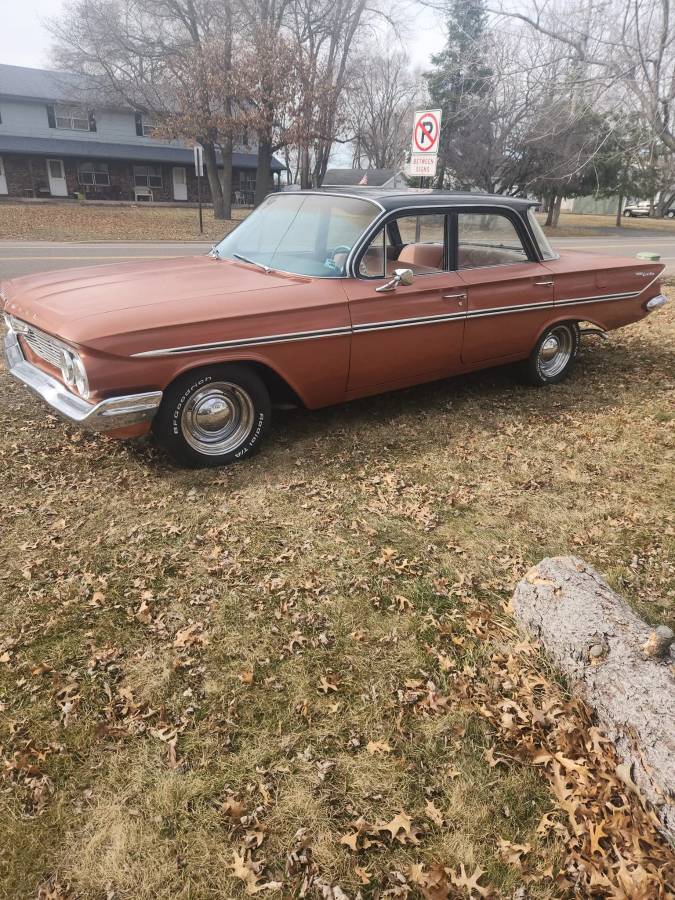 Chevrolet-4dr-sedan-1961-brown-2