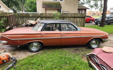 Chevrolet-4dr-sedan-1961-brown-3