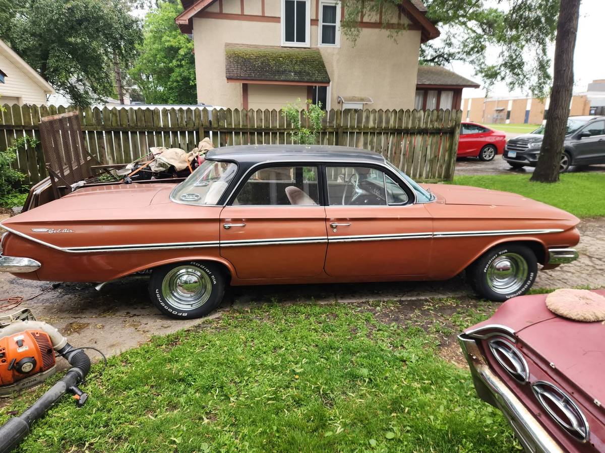 Chevrolet-4dr-sedan-1961-brown-3
