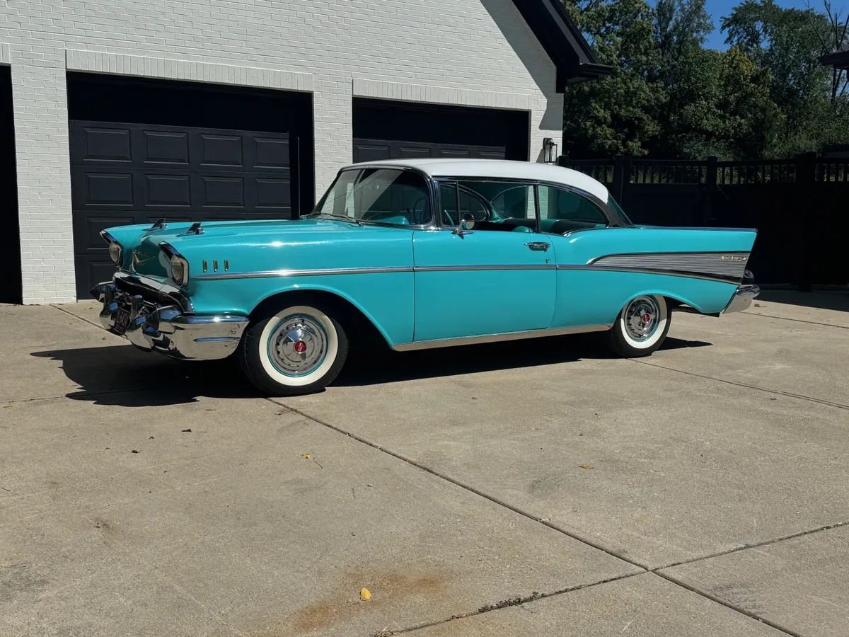 Chevrolet-Bel-air-1957-Tropical-Turquois-And-White-Stock-Turquois-And-Black-1