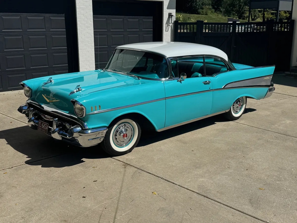 Chevrolet-Bel-air-1957-Tropical-Turquois-And-White-Stock-Turquois-And-Black-2