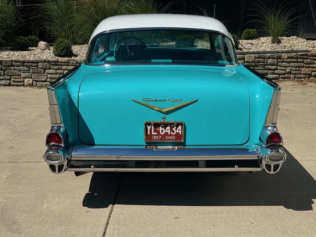 Chevrolet-Bel-air-1957-Tropical-Turquois-And-White-Stock-Turquois-And-Black-3