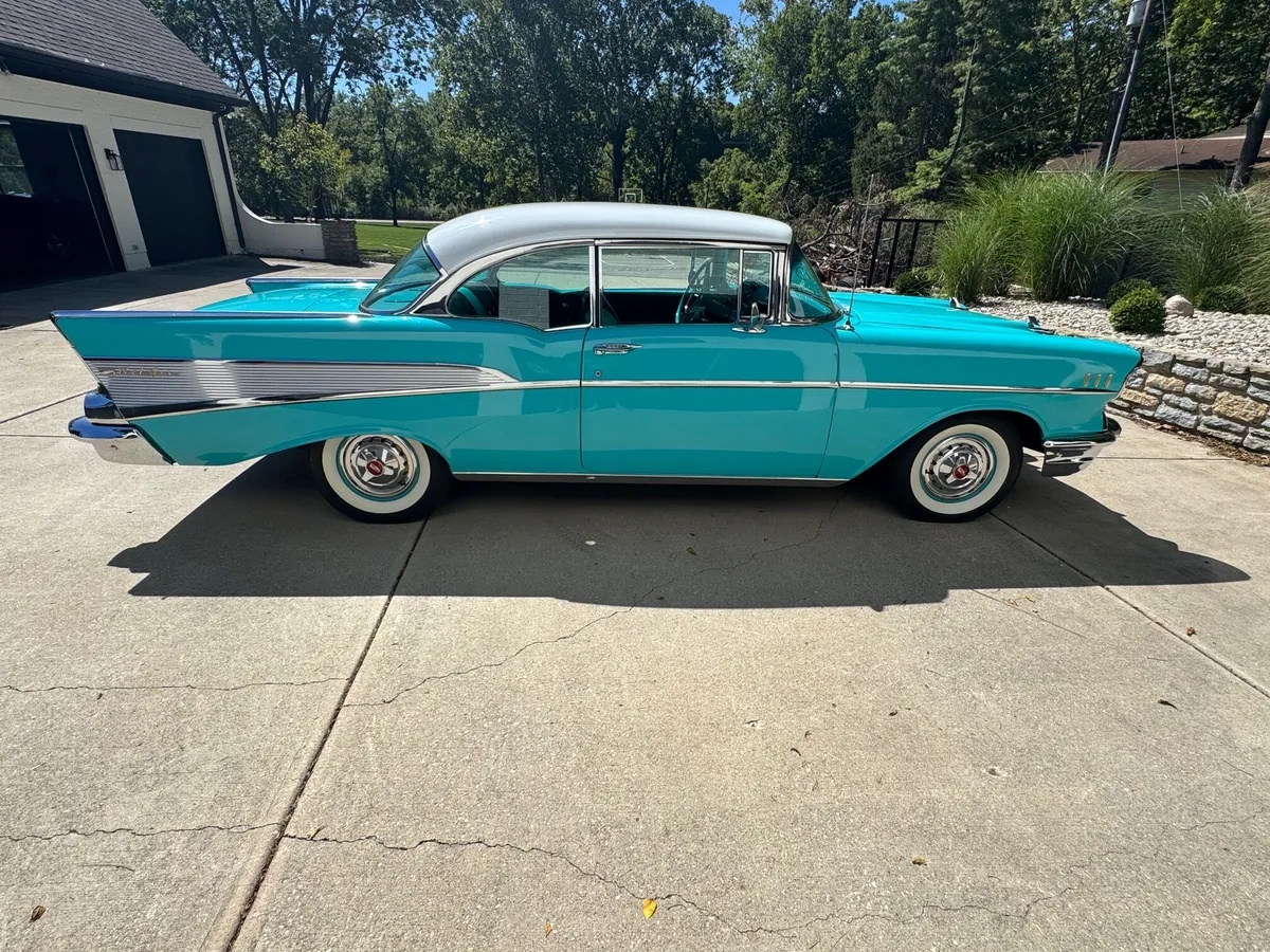 Chevrolet-Bel-air-1957-Tropical-Turquois-And-White-Stock-Turquois-And-Black-5