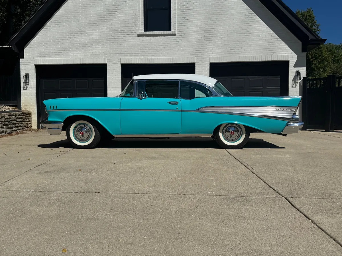 Chevrolet-Bel-air-1957-Tropical-Turquois-And-White-Stock-Turquois-And-Black