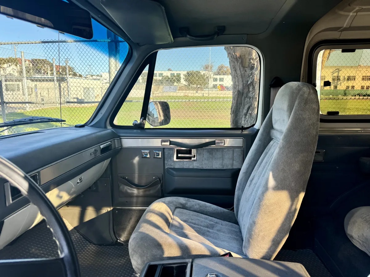 Chevrolet-Blazer-1988-White-Gray-12
