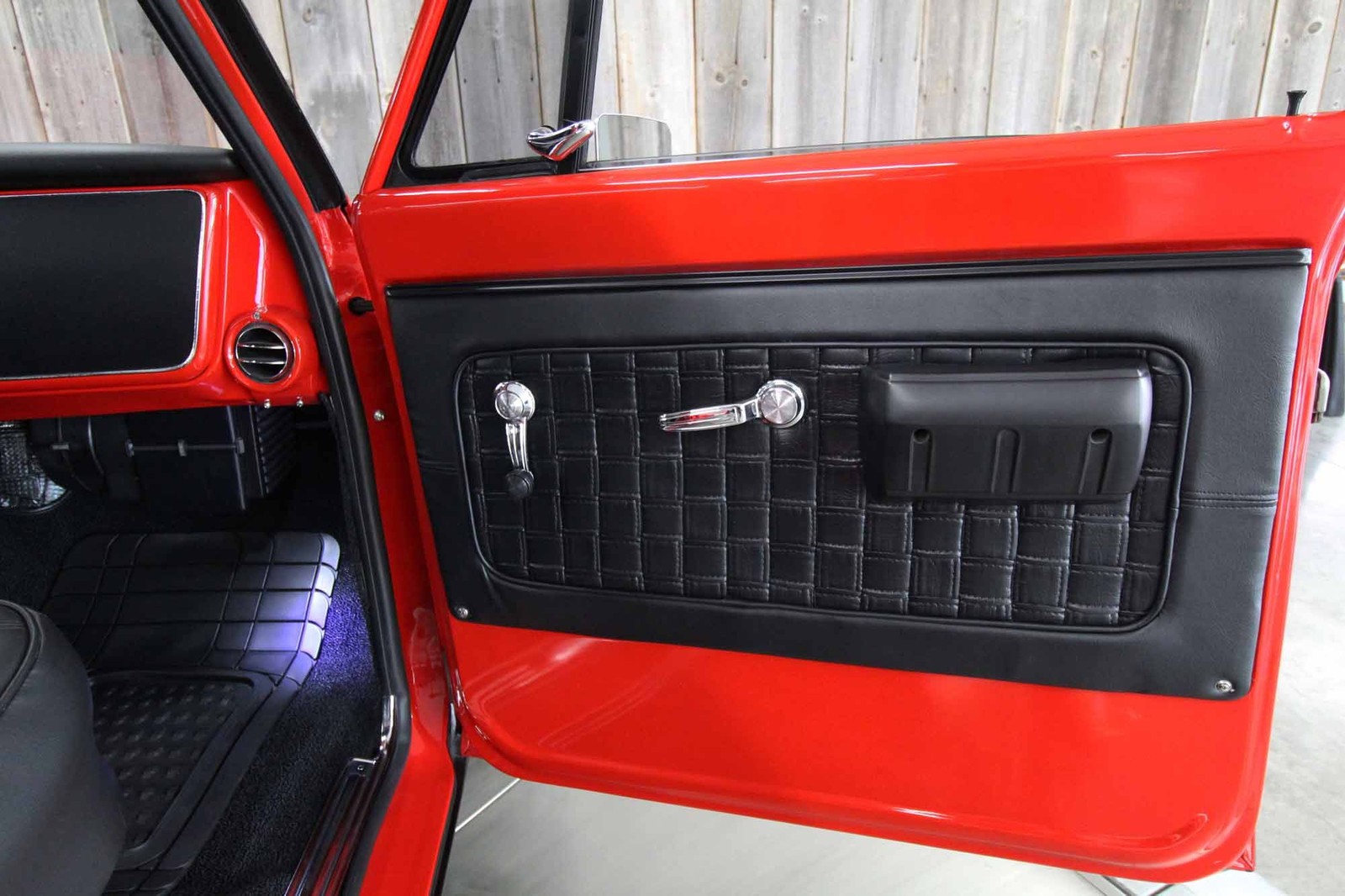 Chevrolet-C-10-1968-AMAZING-RESTOMOD-23