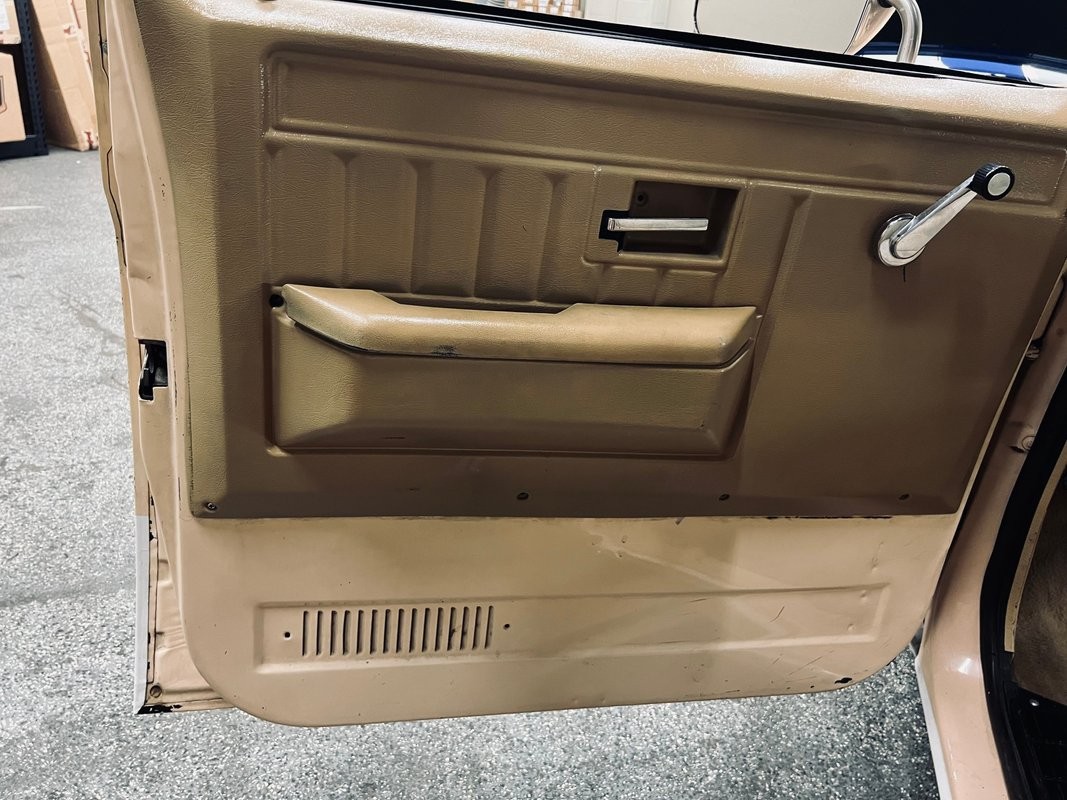 Chevrolet-C-10-1983-Pickup-Truck-13