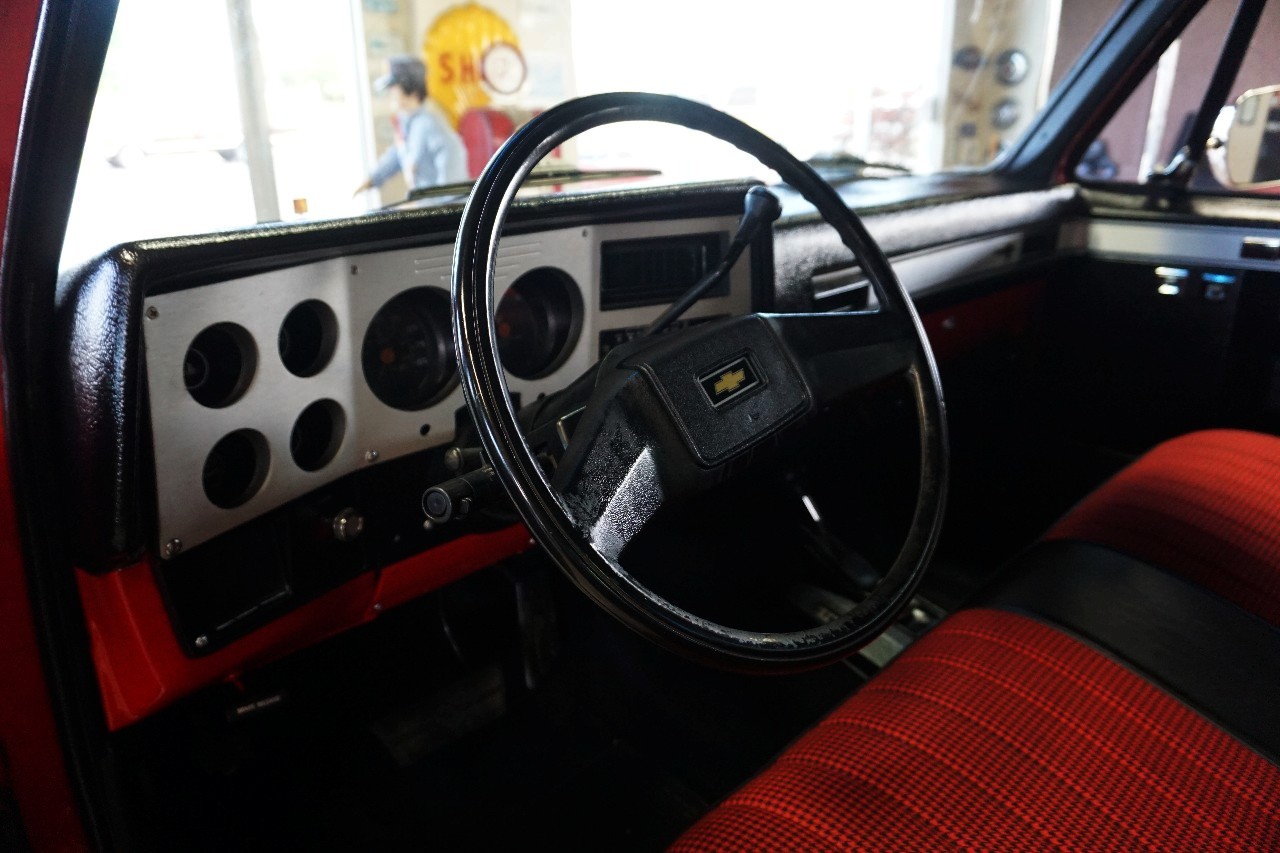 Chevrolet-C-10-1986-Truck-24