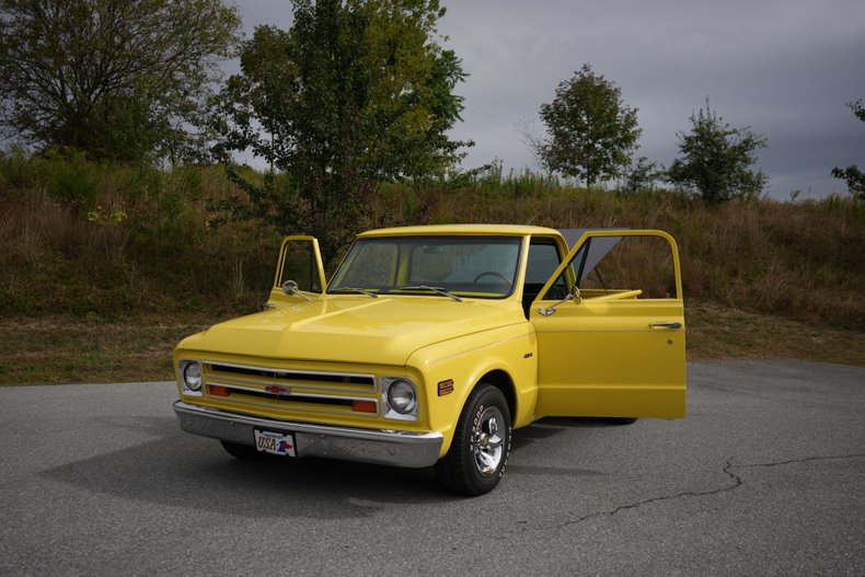 Chevrolet-C10-1967-Yellow-Black-26