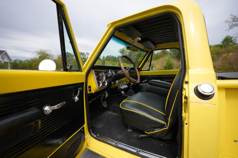 Chevrolet-C10-1967-Yellow-Black-32