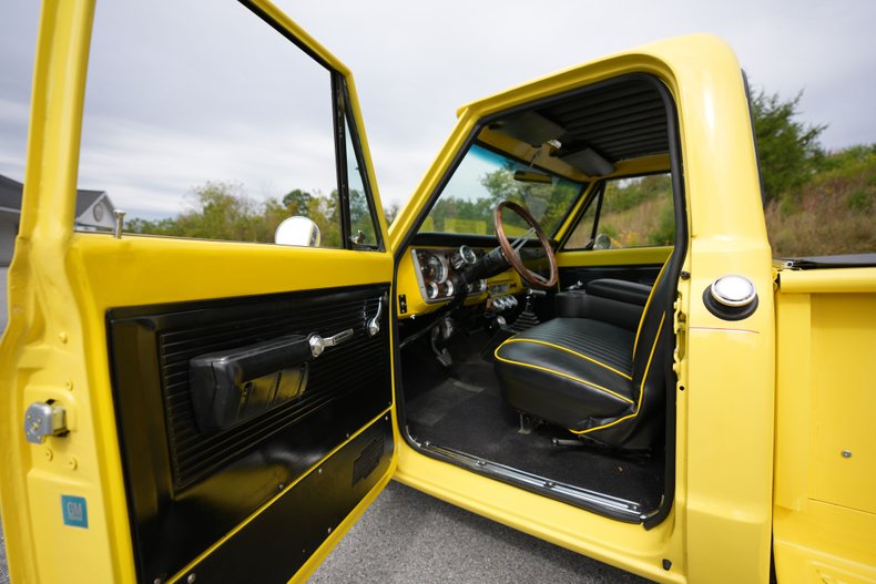 Chevrolet-C10-1967-Yellow-Black-33
