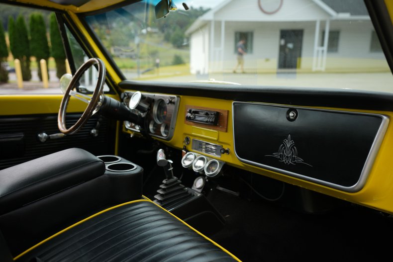 Chevrolet-C10-1967-Yellow-Black-37