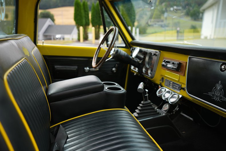 Chevrolet-C10-1967-Yellow-Black-39