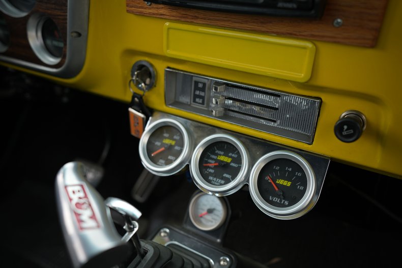 Chevrolet-C10-1967-Yellow-Black-42