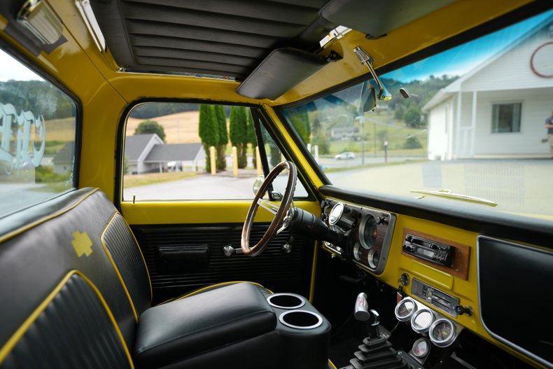 Chevrolet-C10-1967-Yellow-Black-49