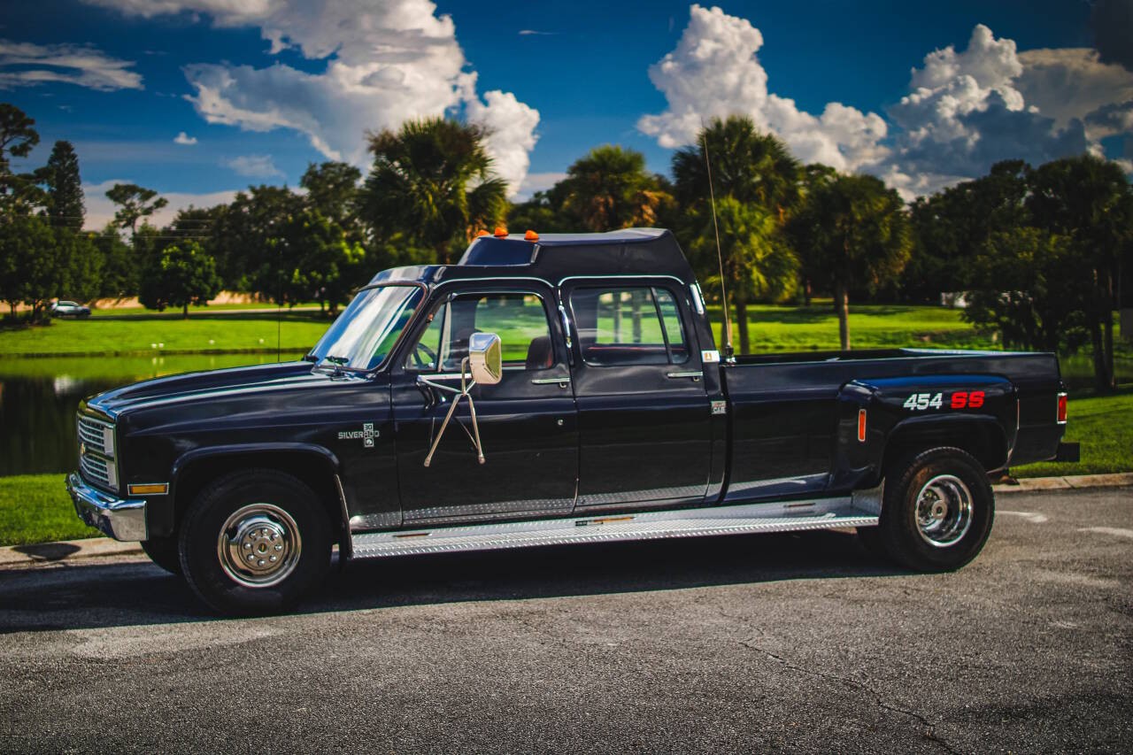 Chevrolet-C30-1984-Crew-Cab-Pickup-3