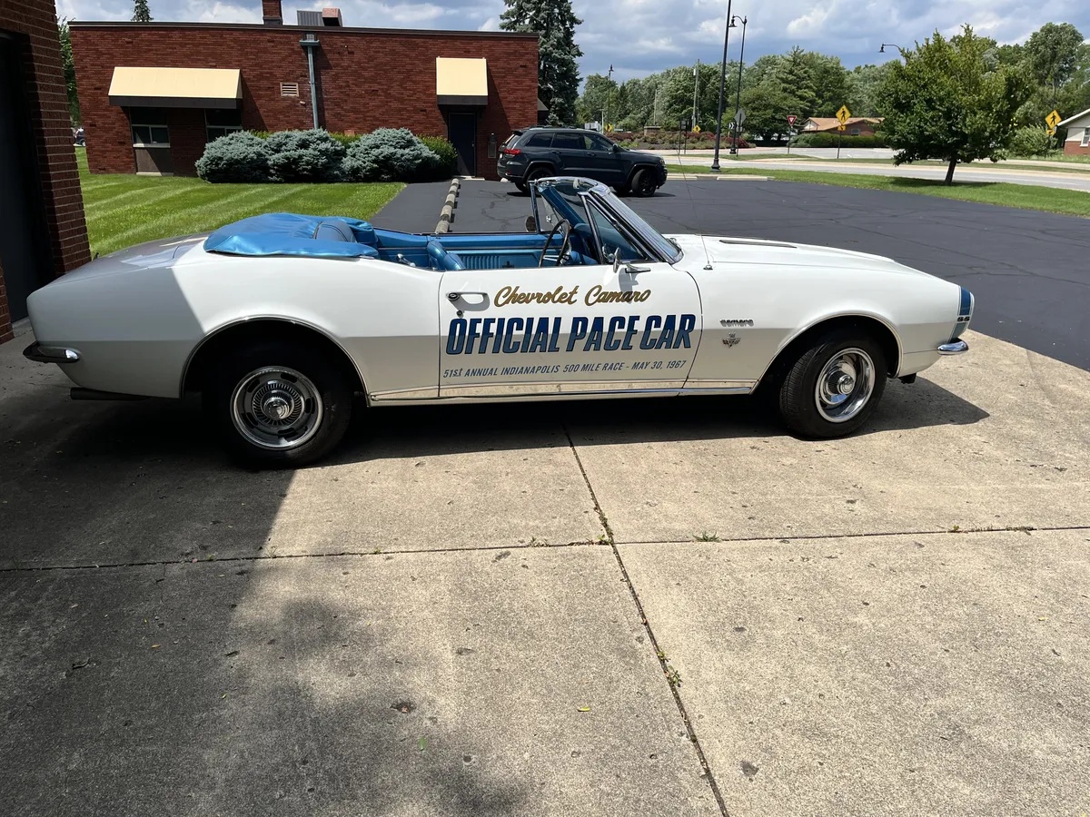 Chevrolet-Camaro-1967-Ermine-White-Bright-Blue-1