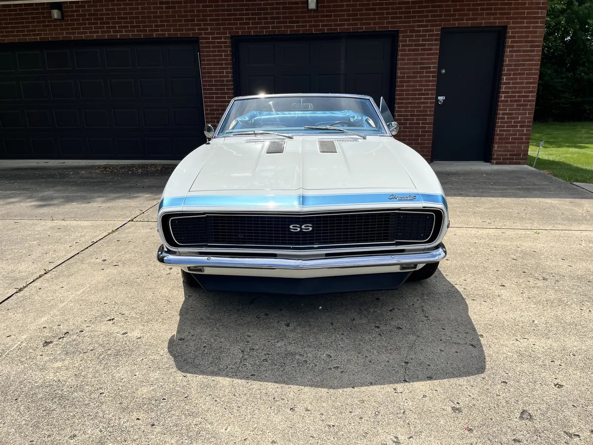 Chevrolet-Camaro-1967-Ermine-White-Bright-Blue-2