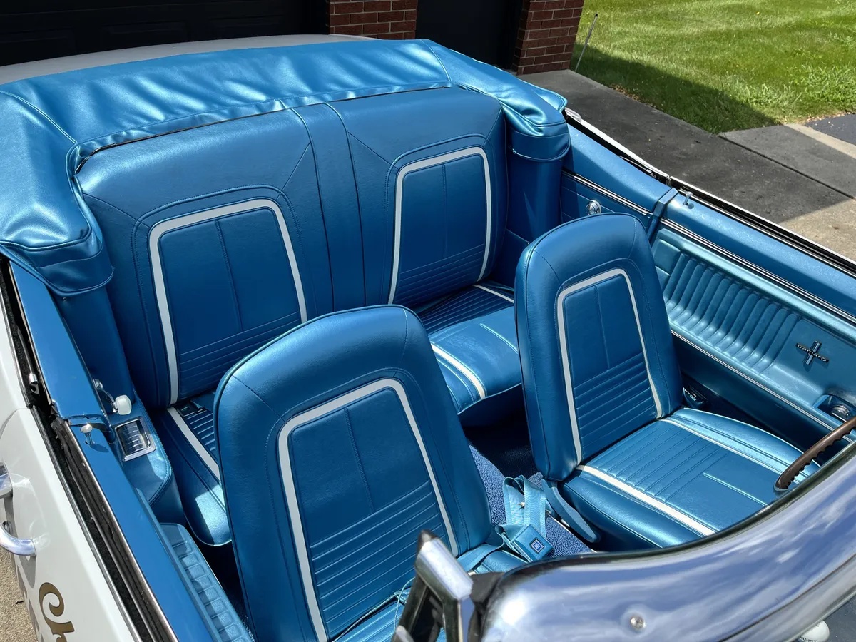 Chevrolet-Camaro-1967-Ermine-White-Bright-Blue-3