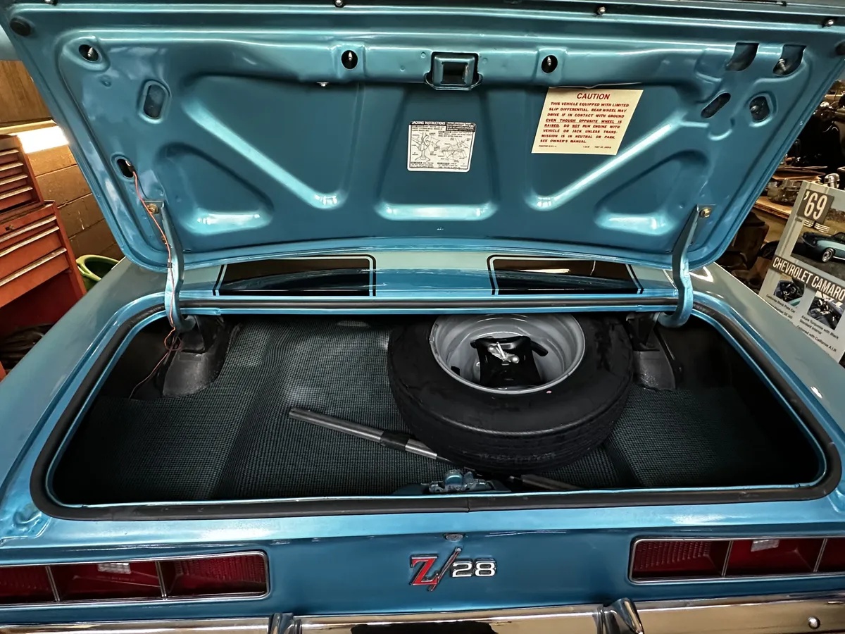 Chevrolet-Camaro-1969-Azure-Turquoise-Black-Standard-Interior-10