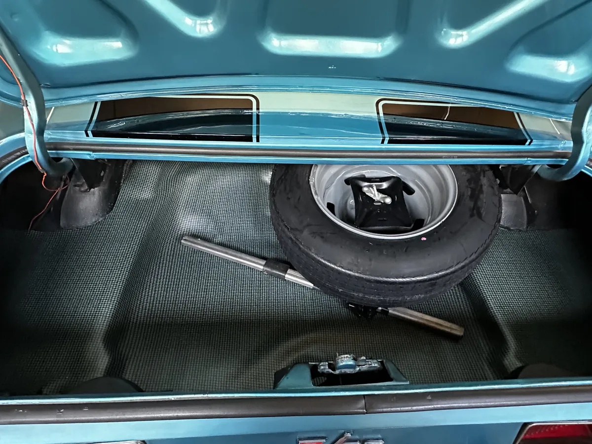 Chevrolet-Camaro-1969-Azure-Turquoise-Black-Standard-Interior-11