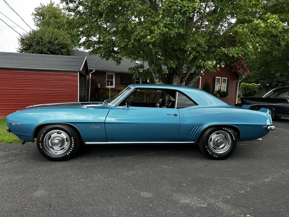 Chevrolet-Camaro-1969-Azure-Turquoise-Black-Standard-Interior-18