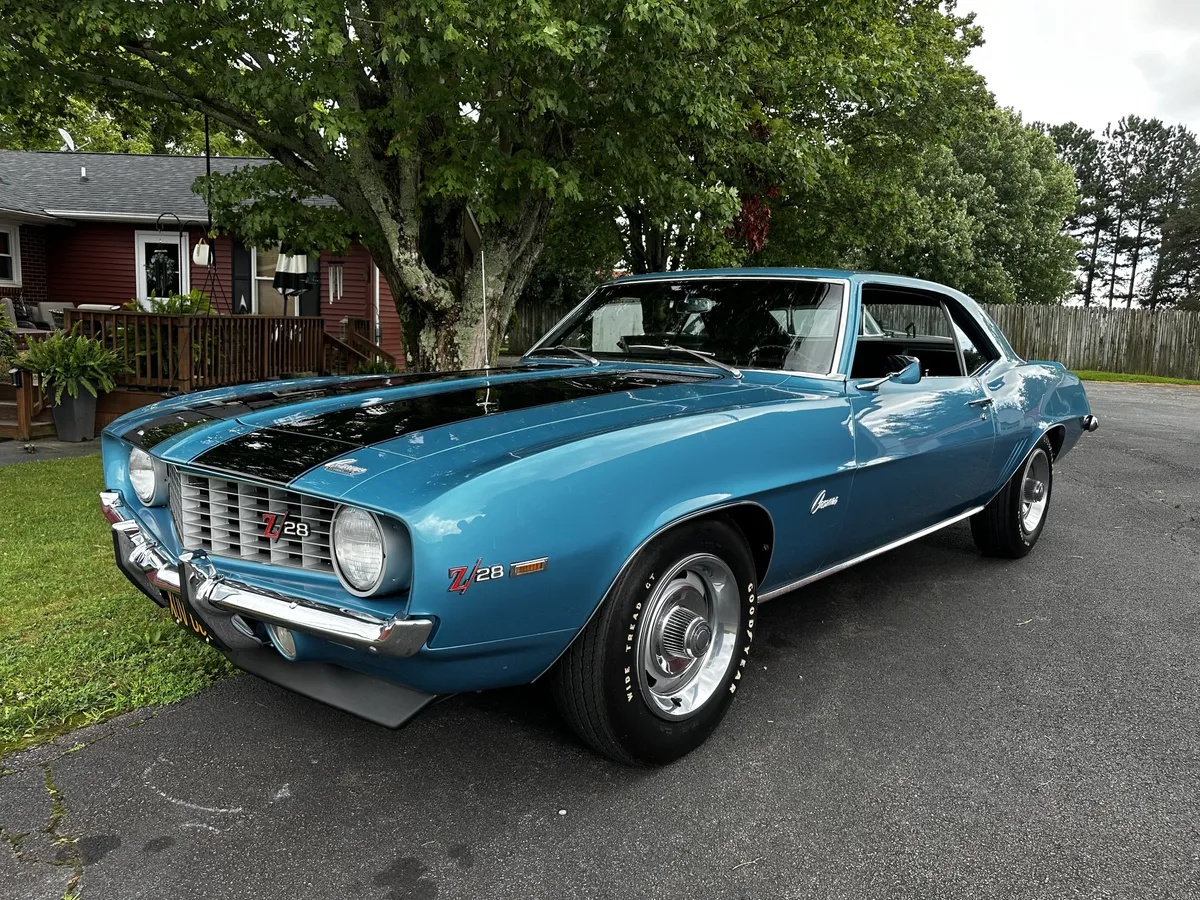 Chevrolet-Camaro-1969-Azure-Turquoise-Black-Standard-Interior-19