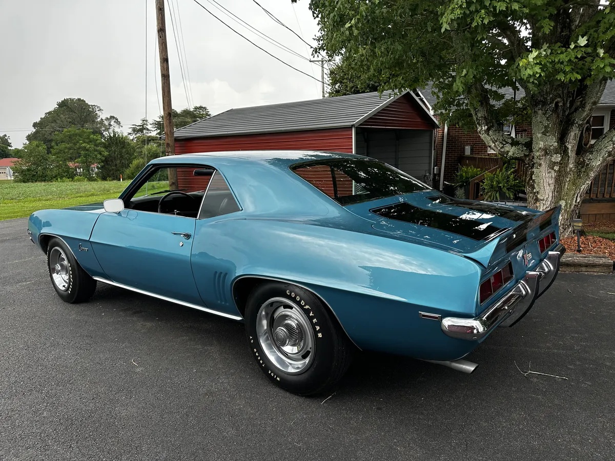 Chevrolet-Camaro-1969-Azure-Turquoise-Black-Standard-Interior-3
