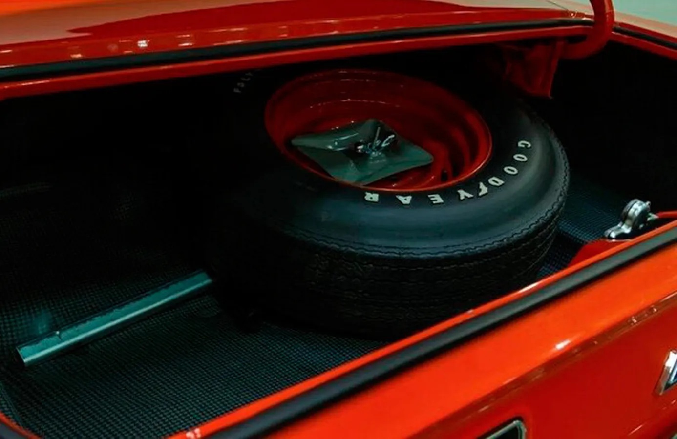 Chevrolet-Camaro-1969-Hugger-Orange-Black-4