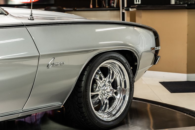 Chevrolet-Camaro-1969-Silver-Black-42