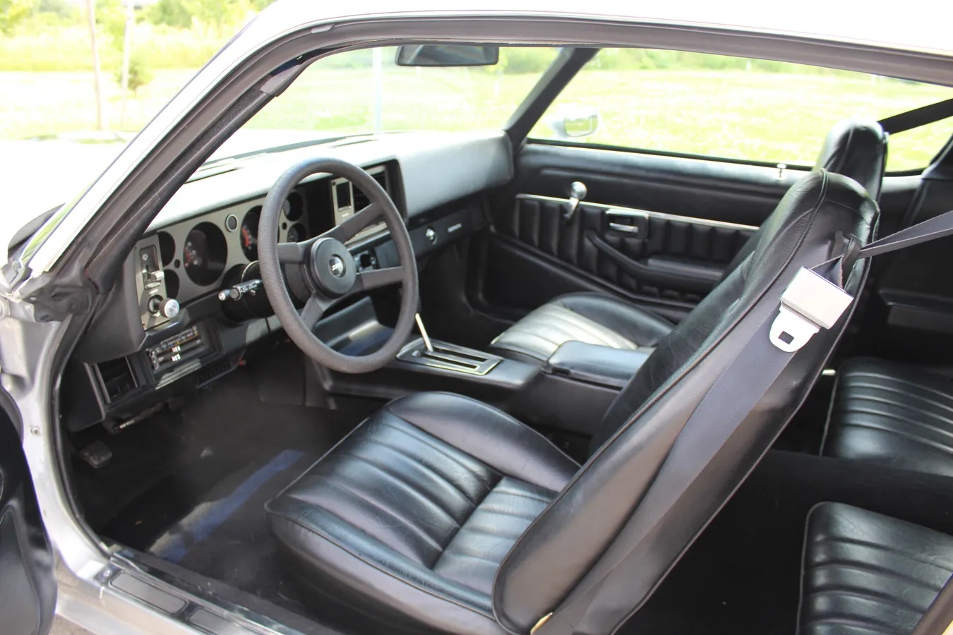 Chevrolet-Camaro-1981-Silver-Black-11