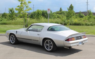 Chevrolet-Camaro-1981-Silver-Black