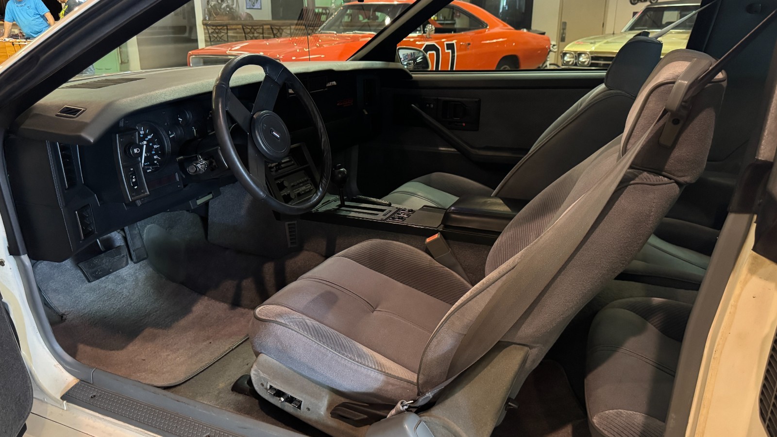 Chevrolet-Camaro-1986-Coupe-18