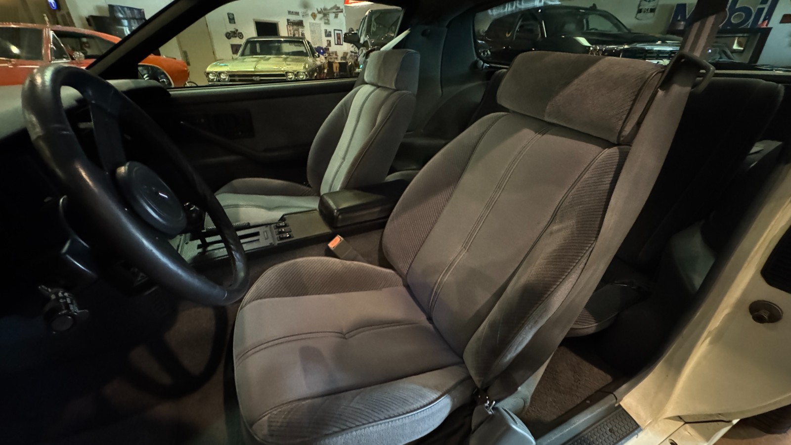 Chevrolet-Camaro-1986-Coupe-19