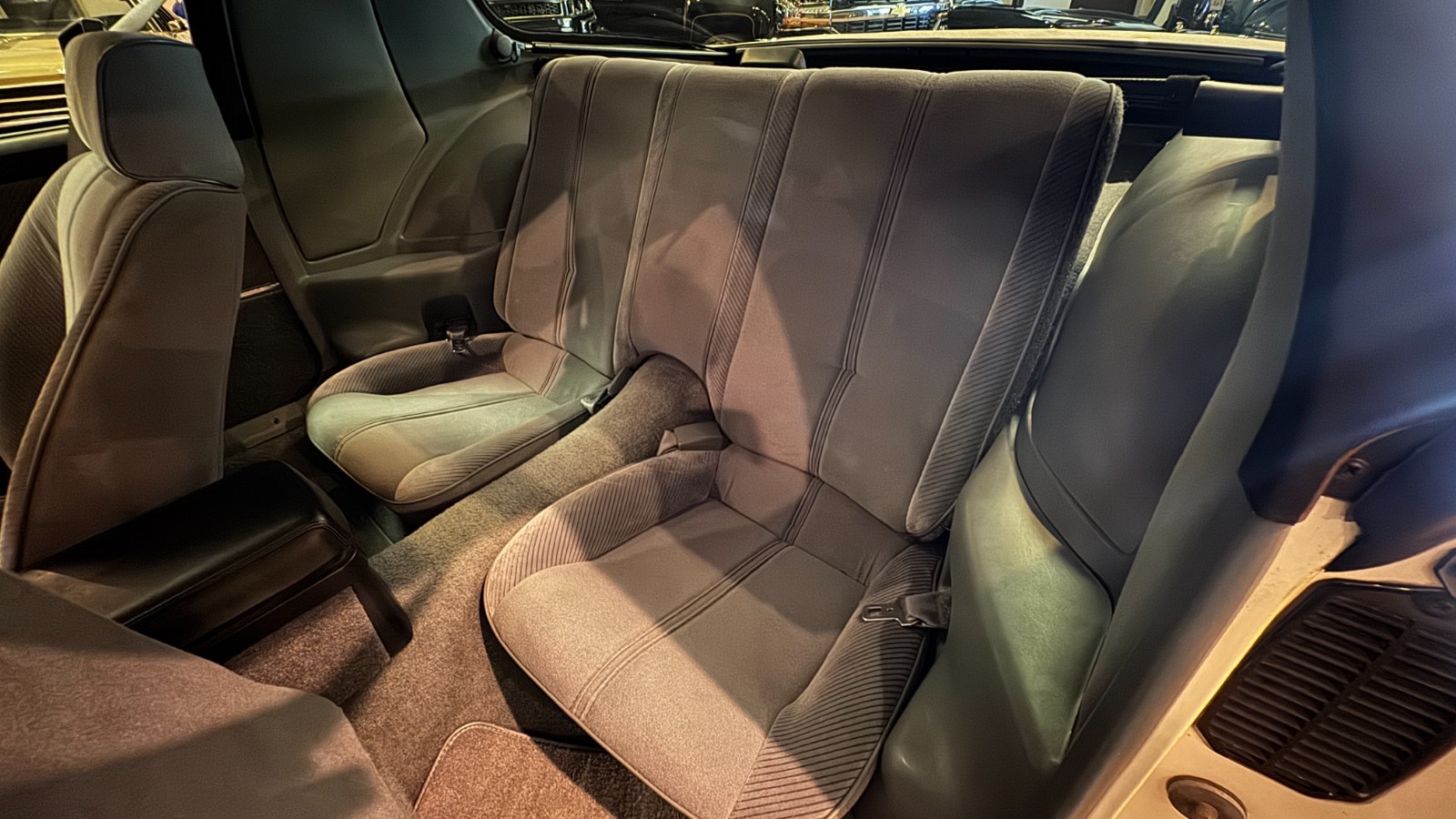 Chevrolet-Camaro-1986-Coupe-23
